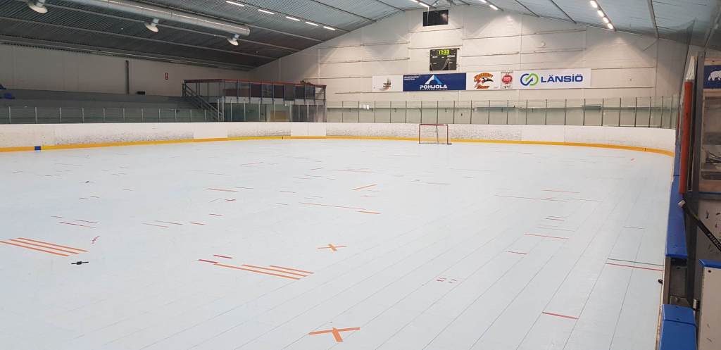 Rullakiekkoon soveltuva matto juuri asennettuna.