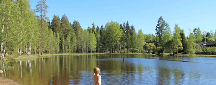 Poika osoittaa jotakin tuntematonta Seiväslammella