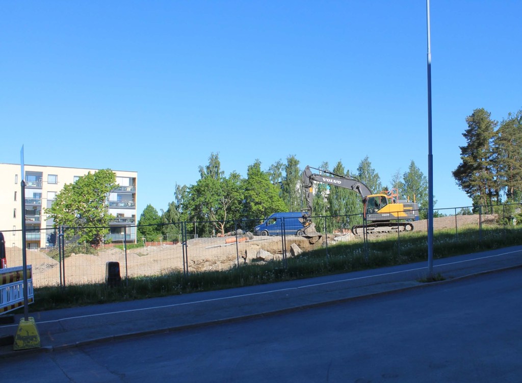 Vanha kunnantalo on jo purettu ja paikalla alkaa nousemaan uusia rakennuksia